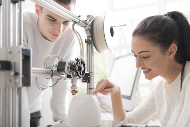 Studenti di ingegneria che utilizzano una stampante 3D in laboratorio