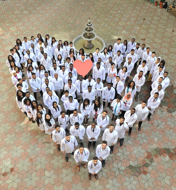 Studenti di medicina in piedi a terra