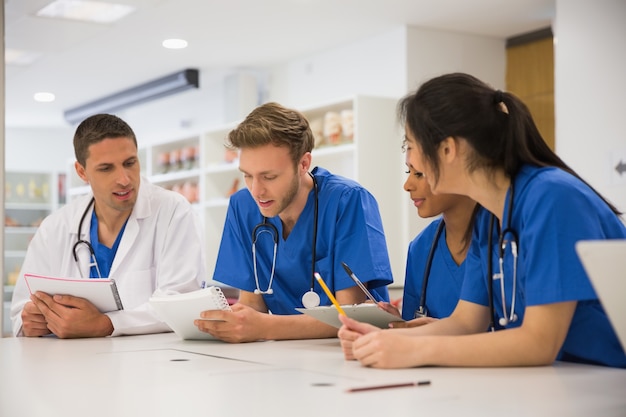 Studenti di medicina seduti e parlando