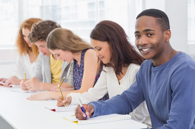 Studenti di moda attenti in classe