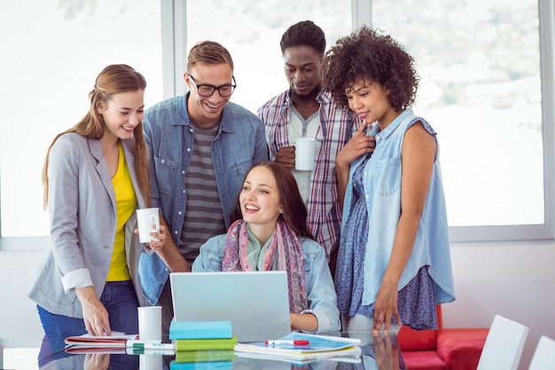 Studenti di moda che lavorano come una squadra al college