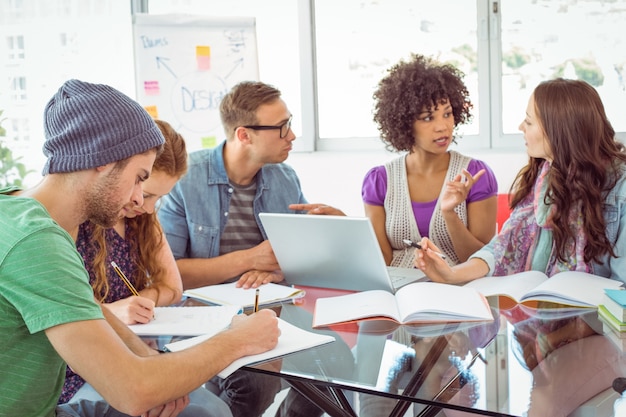 Studenti di moda che lavorano come una squadra