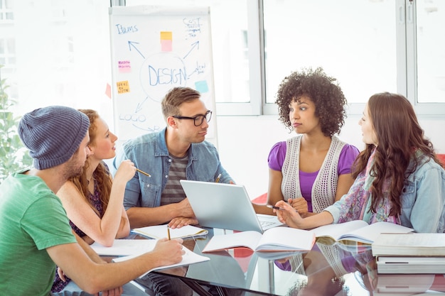 Studenti di moda che lavorano come una squadra