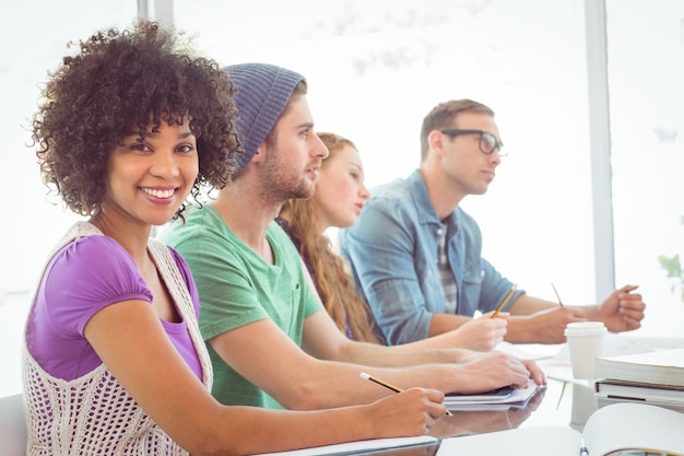 Studenti di moda che lavorano come una squadra