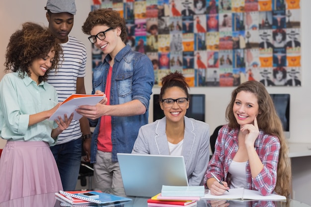 Studenti di moda che lavorano come una squadra