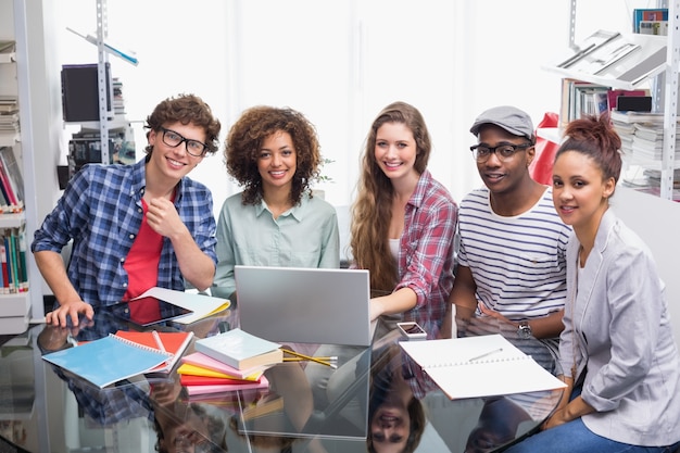 Studenti di moda che lavorano come una squadra