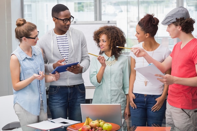 Studenti di moda che lavorano come una squadra