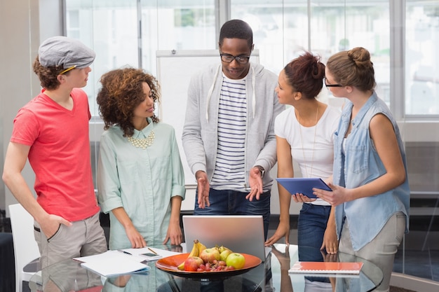 Studenti di moda che lavorano come una squadra