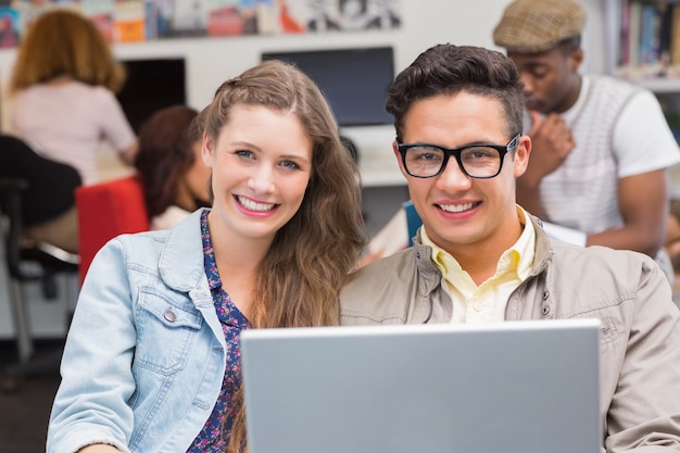 Studenti di moda che lavorano come una squadra