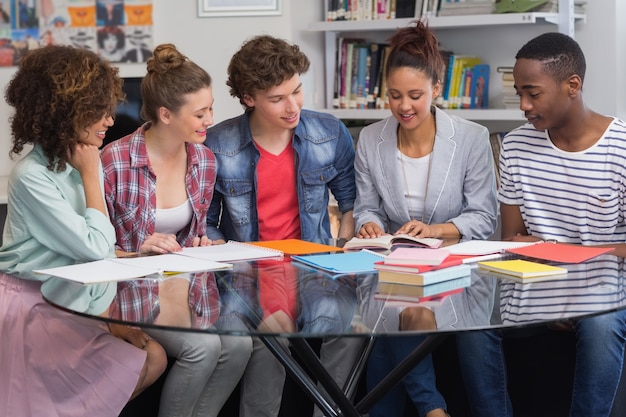 Studenti di moda che lavorano come una squadra