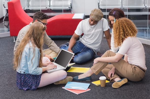 Studenti di moda che lavorano come una squadra