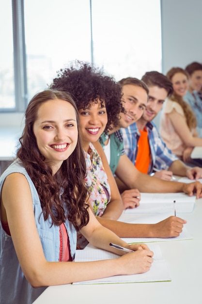 Studenti di moda che prendono appunti in classe