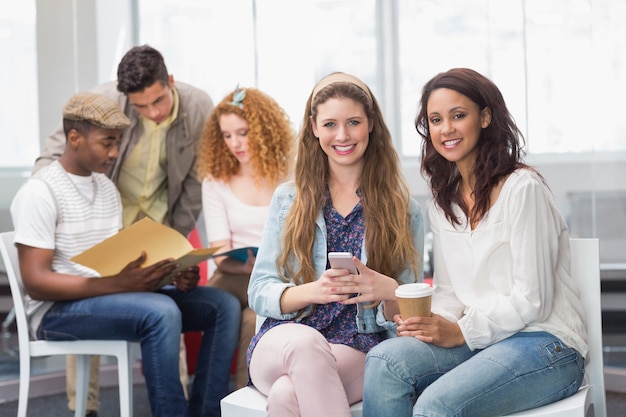 Studenti di moda che sorridono alla macchina fotografica insieme