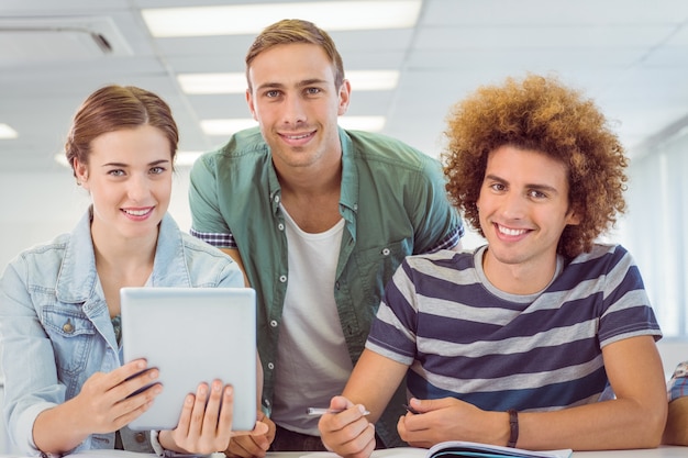 Studenti di moda che utilizzano tablet