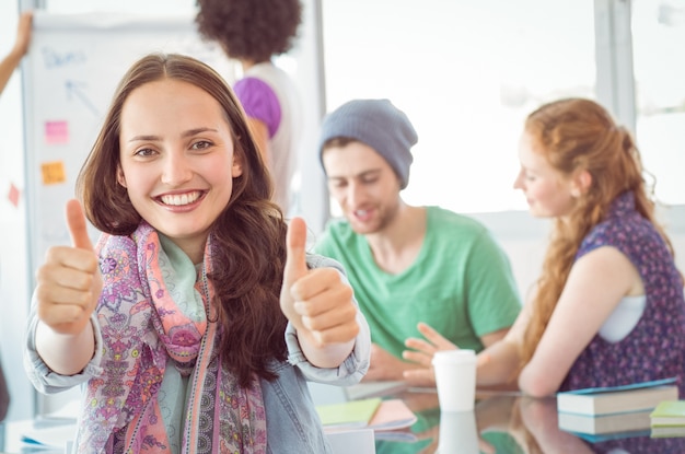 Studenti di moda con il pollice in alto