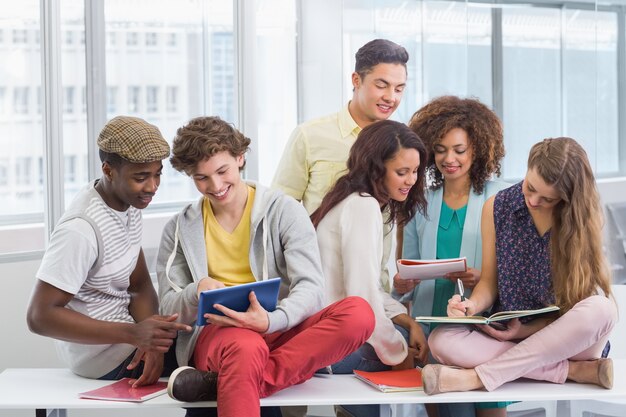 Studenti di moda leggendo i loro appunti