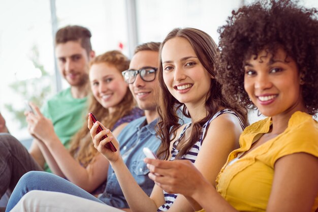 Studenti di moda sorridendo alla telecamera