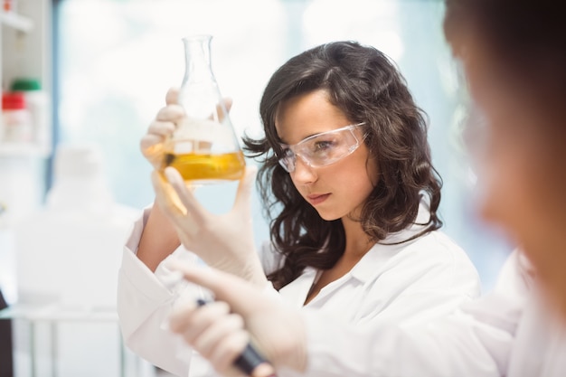 Studenti di scienze che lavorano in laboratorio