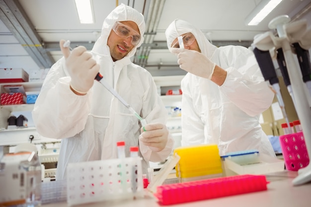 Studenti di scienze che lavorano in tute protettive