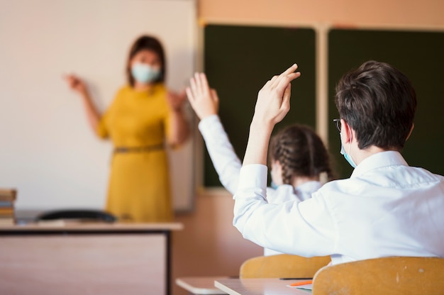 Studenti e insegnanti con maschera