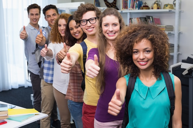 Studenti felici che sorridono alla macchina fotografica insieme