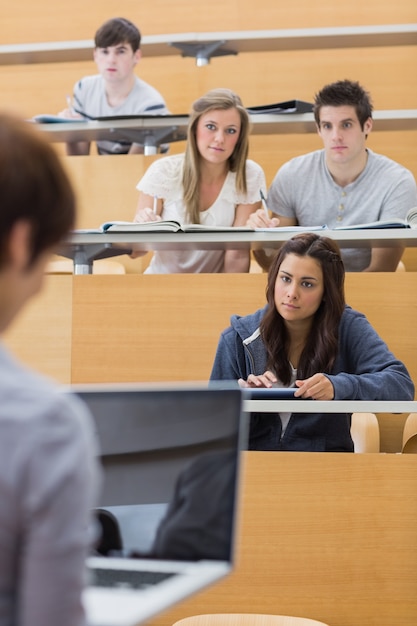 Studenti guardando l&#39;insegnante