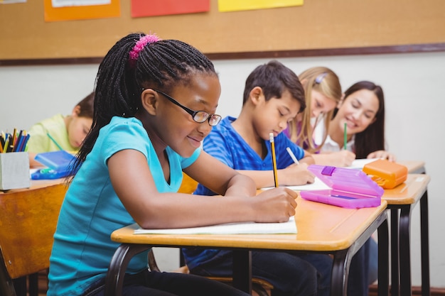 Studenti impegnati a lavorare in classe alla scuola elementare