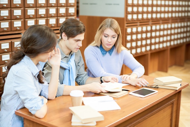 Studenti impegnati che studiano in biblioteca