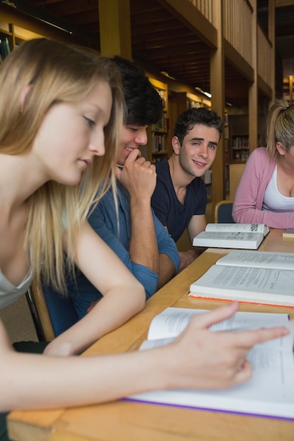 Studenti in biblioteca in un gruppo di studio