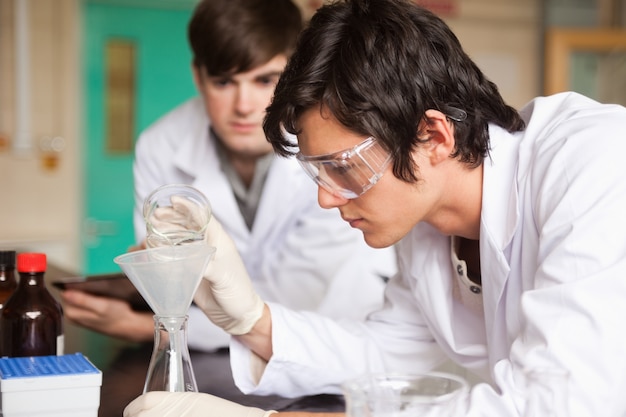 Studenti in chimica che fanno un esperimento