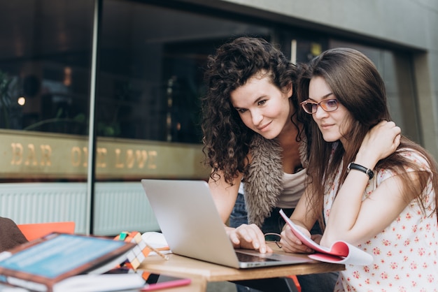 Studenti intelligenti. Due ragazze stanno lavorando con il computer portatile