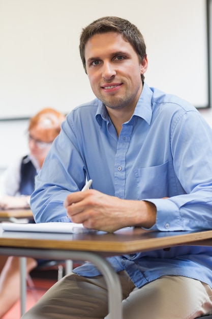 Studenti maturi che prendono le note in aula