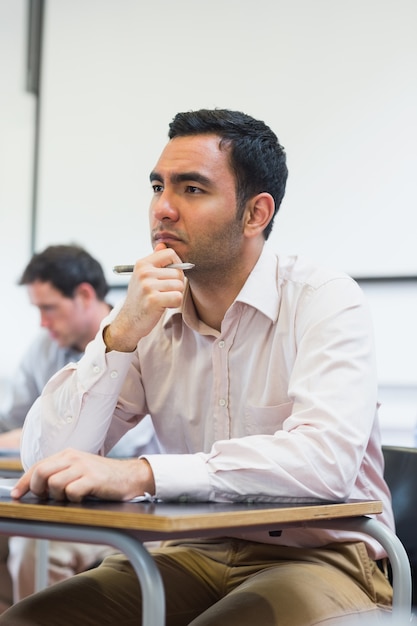 Studenti maturi che prendono le note in aula