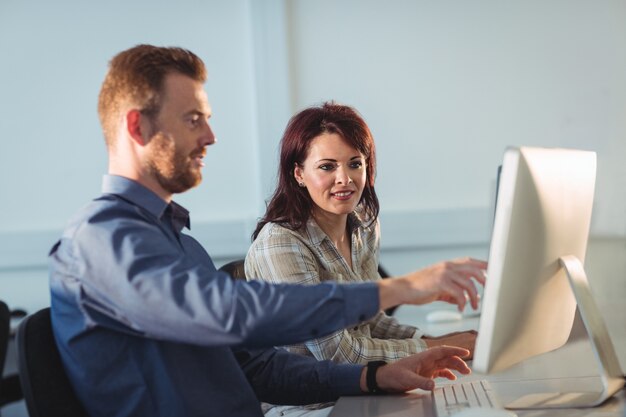 Studenti maturi che utilizzano il computer