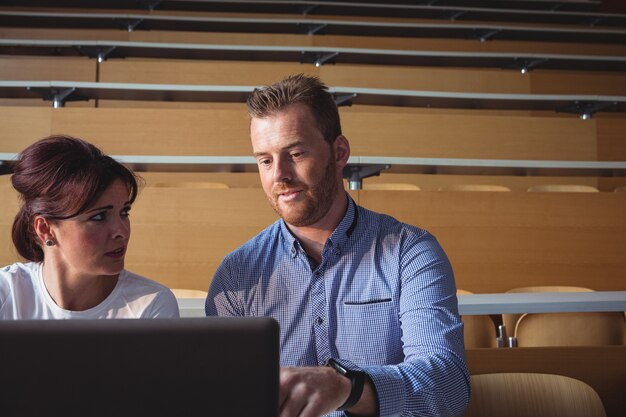 Studenti maturi con laptop