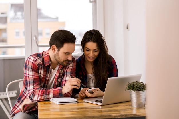 Studenti moderni a casa studiando