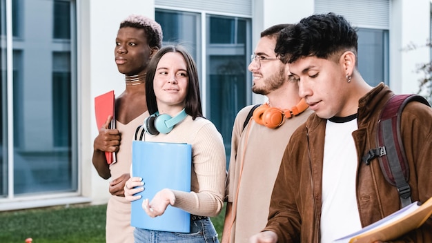 Studenti multirazziali che camminano e parlano