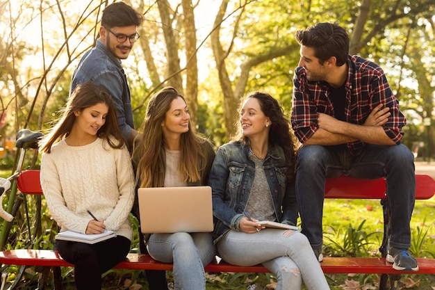 Studenti nel parco