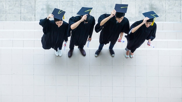 studenti nella sensazione di felice e aggraziato con la laurea