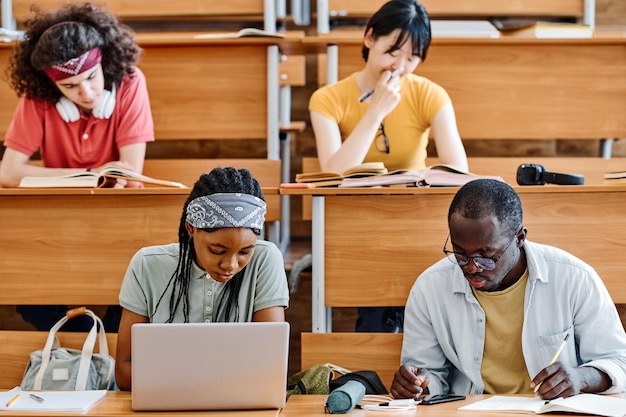 Studenti seduti a lezione in auditorium