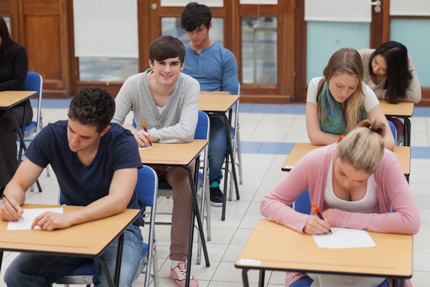 Studenti seduti in sala d&#39;esame