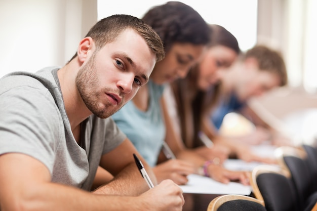 Studenti seduti per un esame