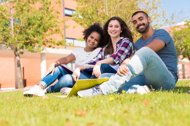 Studenti seduti sull'erba al Campus scolastico