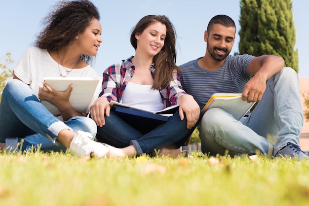 Studenti seduti sull'erba al Campus scolastico