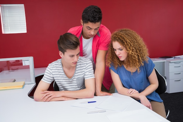 Studenti seri che lavorano insieme