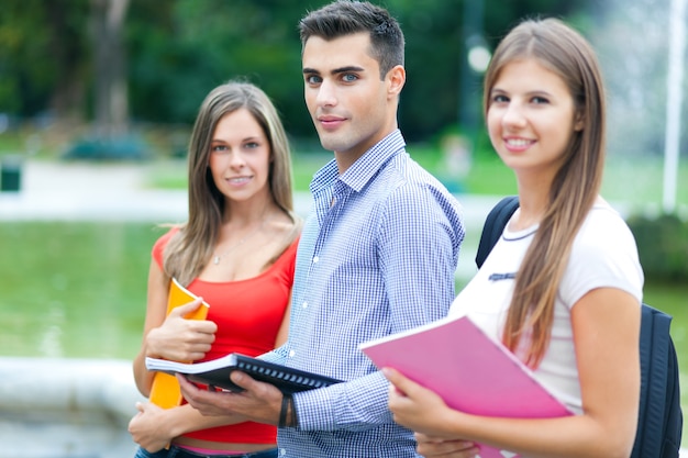 Studenti sorridenti all&#39;aperto