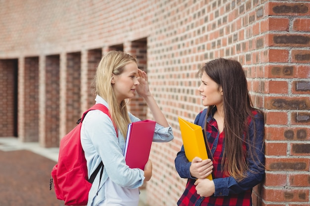 Studenti sorridenti che parlano all&#39;aperto all&#39;università