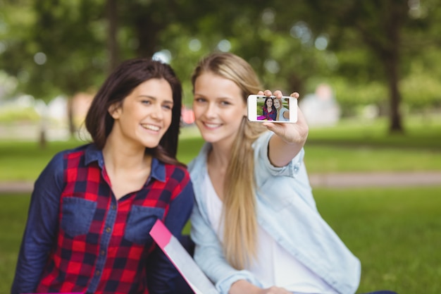 Studenti sorridenti che prendono un selfie all&#39;aperto al parco