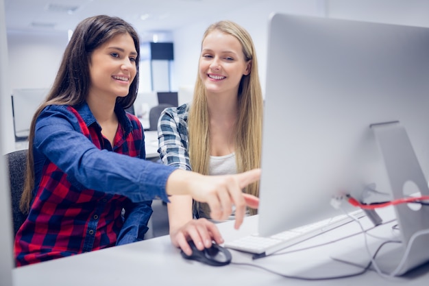 Studenti sorridenti che utilizzano computer all&#39;università