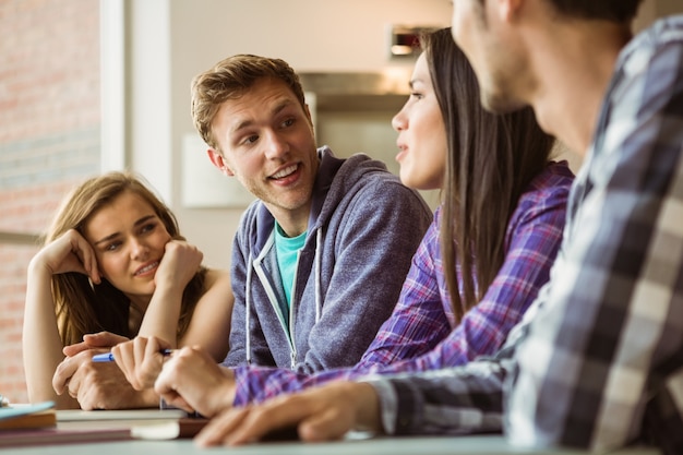 Studenti sorridenti degli amici che parlano insieme